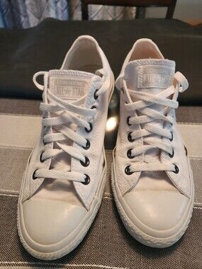 Converse White Low Top Canvas Sneakers Men's 7, Women's 9.